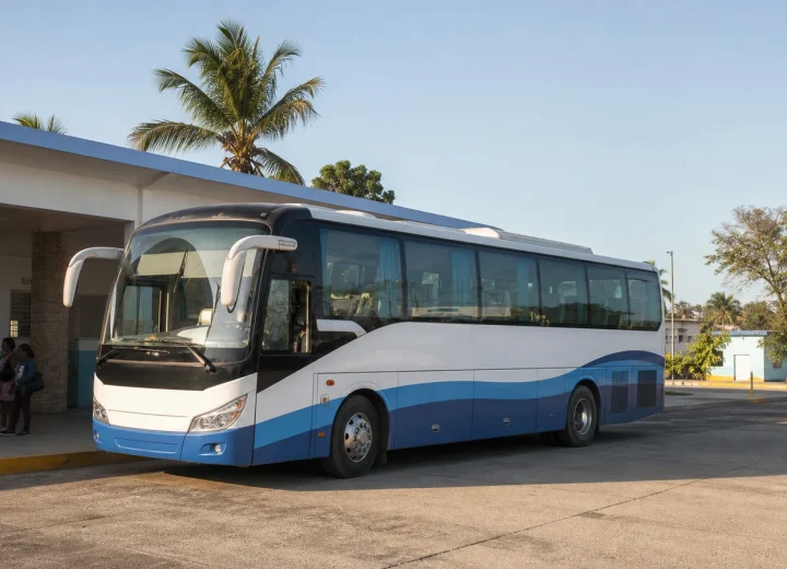 Autocar interurbain dans une gare routière cubaine