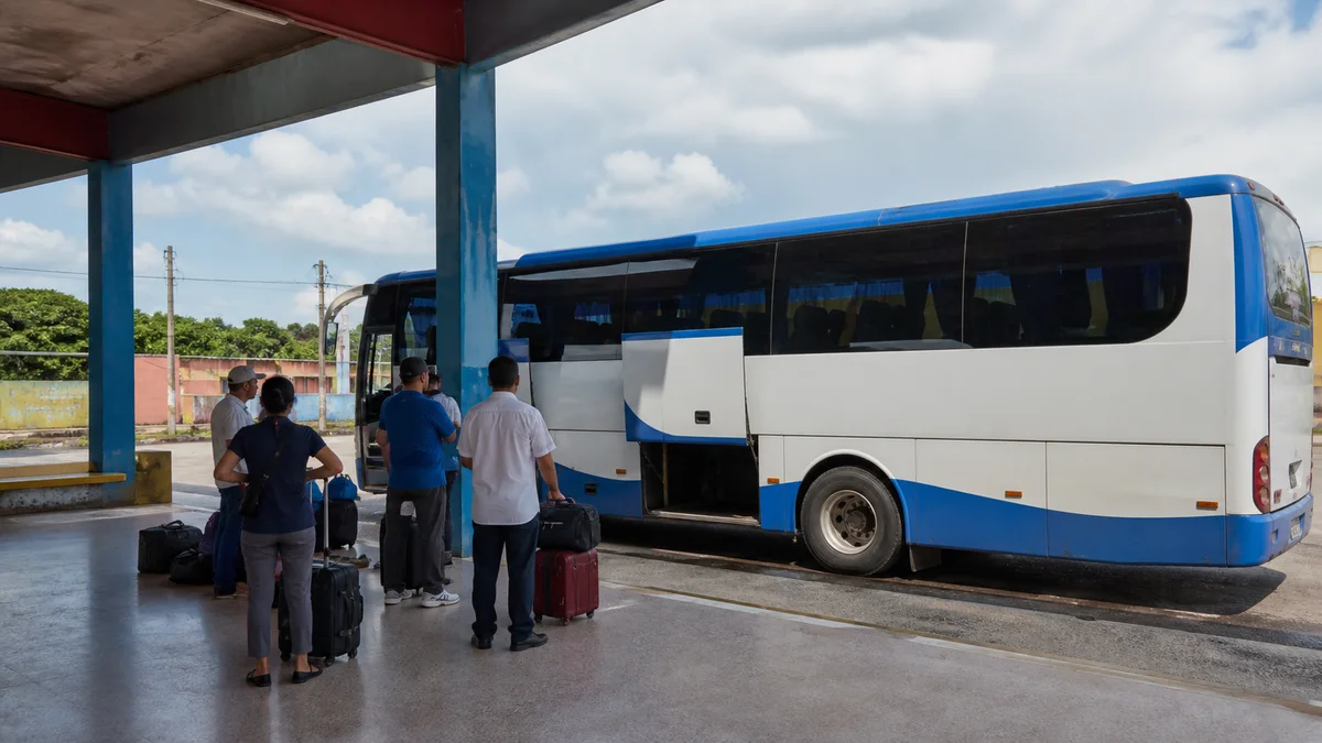 Bus interurbain à l'arrêt dans une gare cubaine