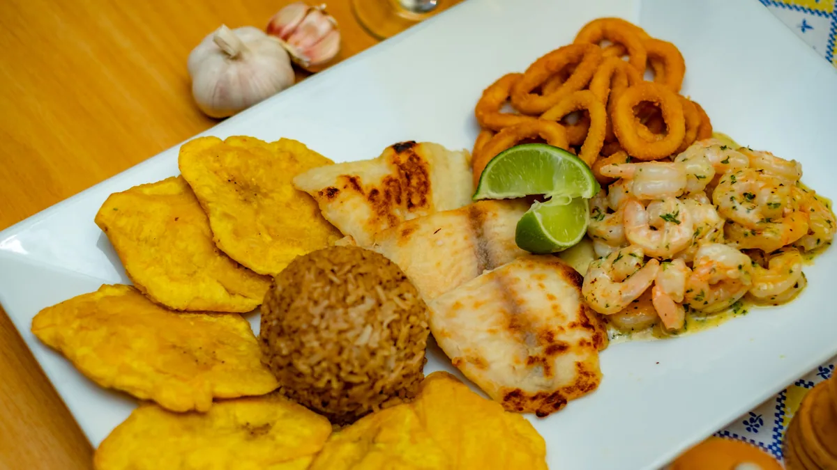 Plat cubain servi avec riz, haricots et plantain