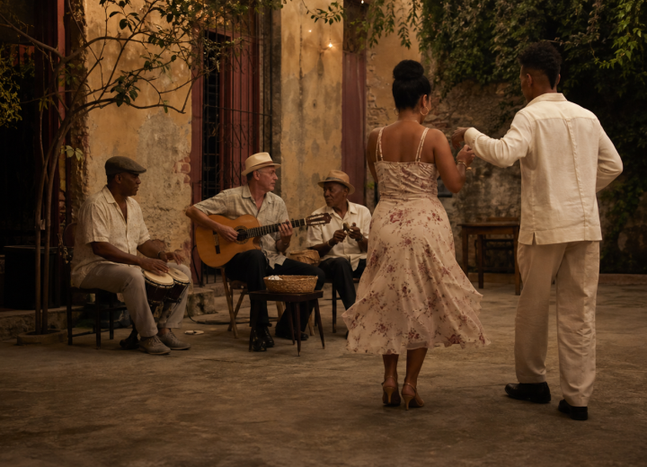 Musiciens et danseurs lors d'une soirée à Cuba