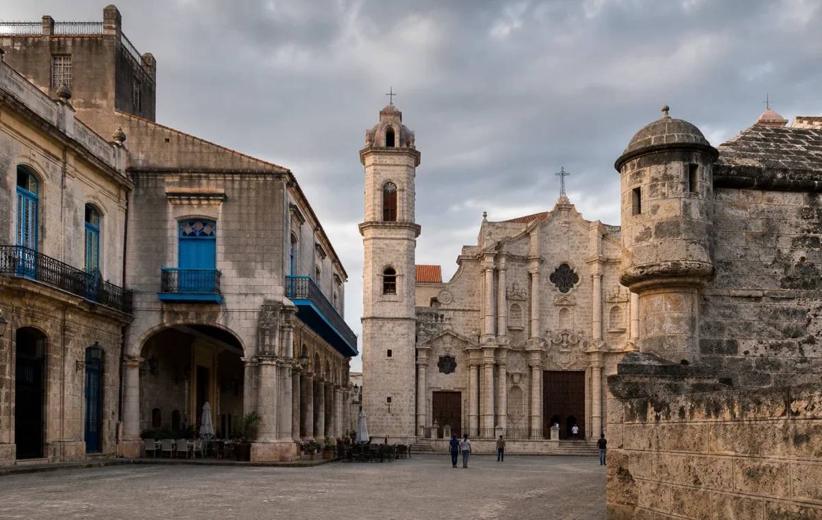 Architecture historique sur une place de La Havane