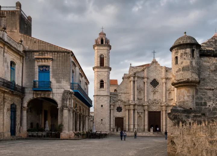 Architecture historique sur une place de La Havane