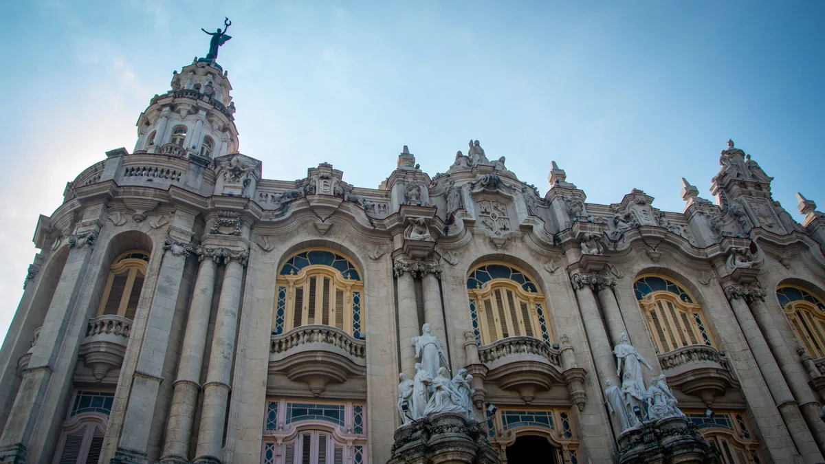 Monument historique dans une rue de La Havane