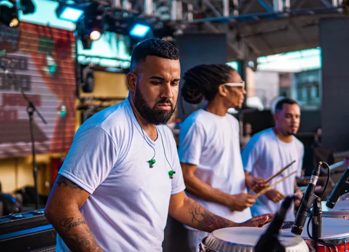 Musiciens cubains jouant ensemble à La Havane