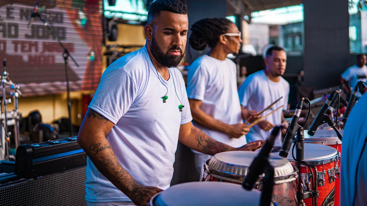 Groupe cubain jouant des percussions et des instruments