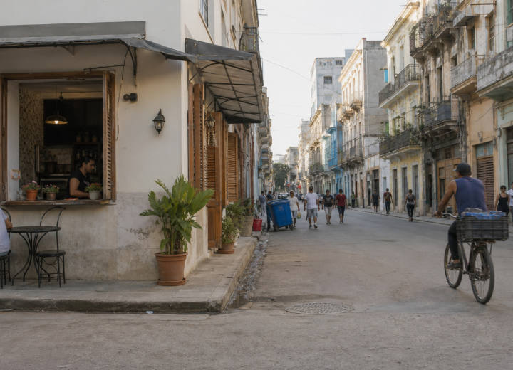 Rue de La Havane avec un café de quartier et des passants