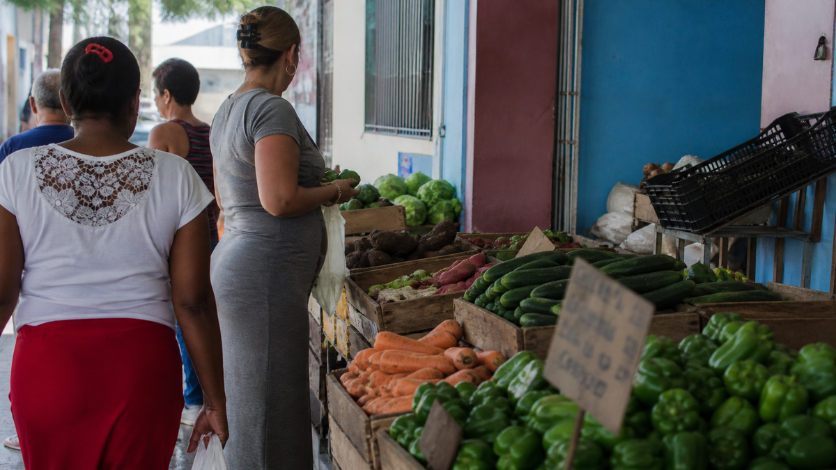 Marché de quartier à Cuba avec fruits et légumes frais