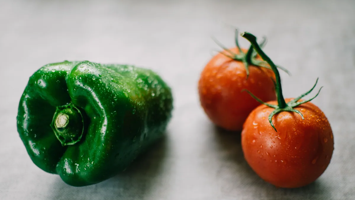 Préparation d'un sofrito avec poivrons et tomates