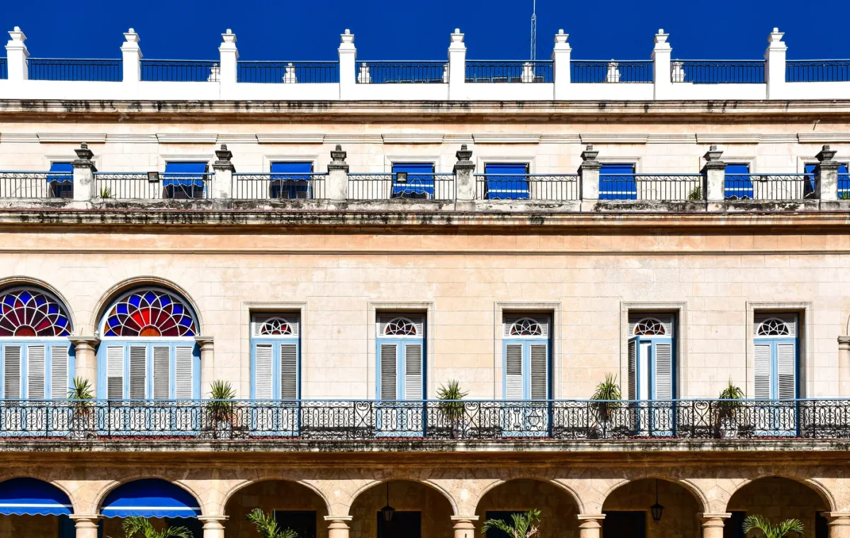 Façade coloniale de l'hôtel Santa Isabel à La Havane