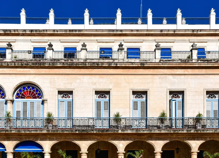 Façade coloniale de l'hôtel Santa Isabel à La Havane