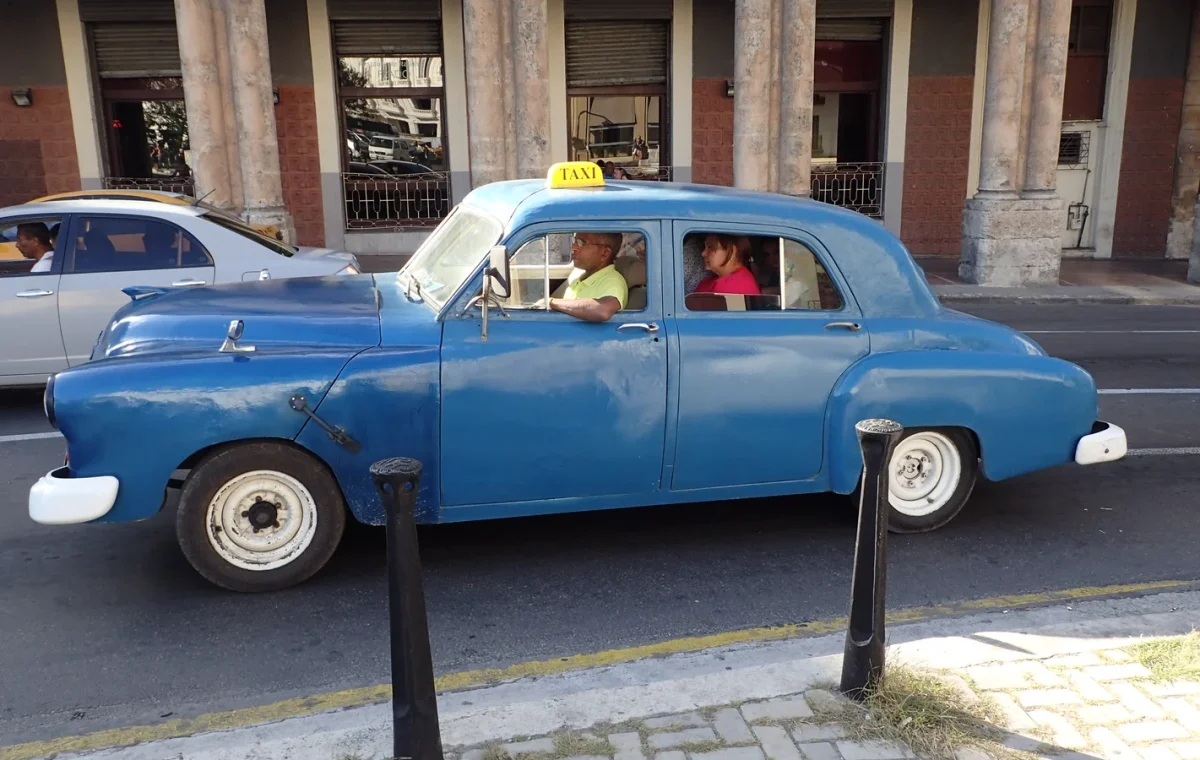 Taxi circulant dans une rue de La Havane