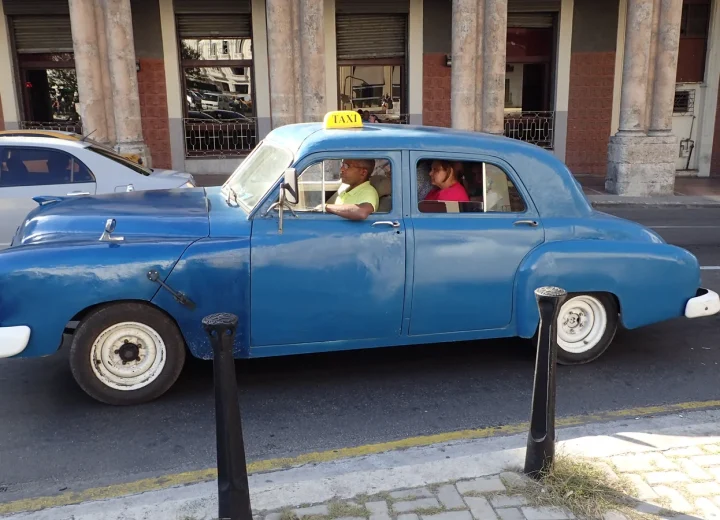 Taxi circulant dans une rue de La Havane