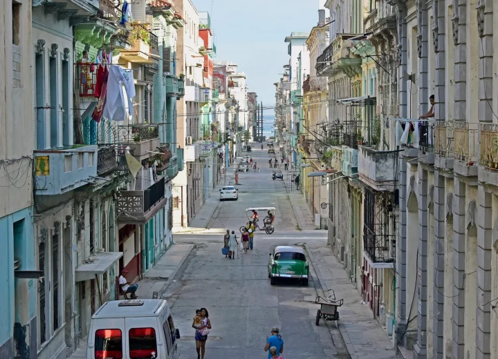 Rue résidentielle de La Havane dans la vie quotidienne